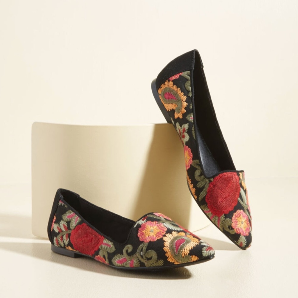 Embroidered Floral Flat MIA